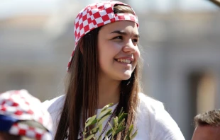 Joven Peregrina durante la celebraciu00f3n del Domingo de Ramos en el Vaticano / Foto: Lucu00eda Ballester (ACI Prensa) 