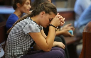 Imagen referencial / Joven reza en la Catedral de Tirana, en Albania. Foto: Daniel Ibu00e1u00f1ez / ACI Prensa. 