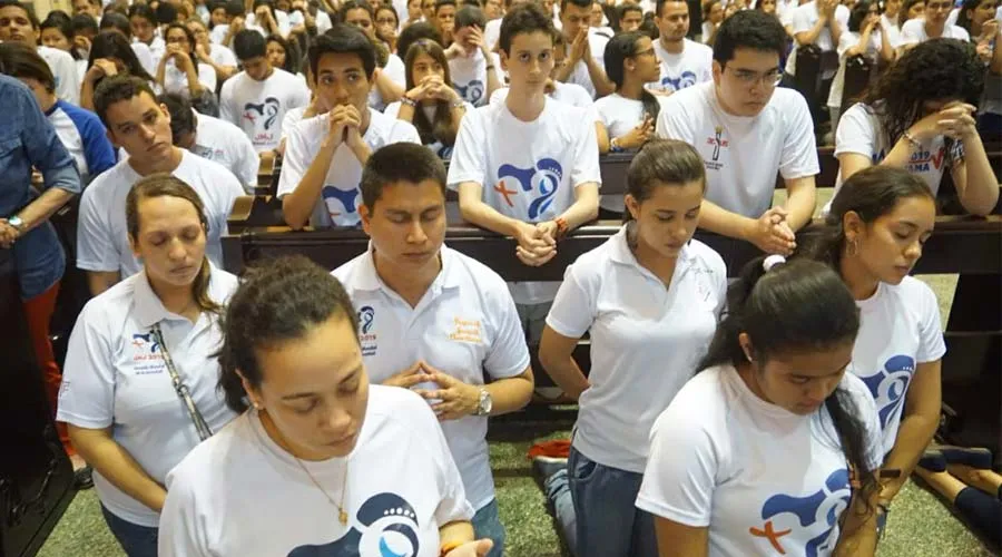 Jóvenes rezan como preparación para la JMJ Panamá 2019. Foto: Twitter / @jmj_es.?w=200&h=150