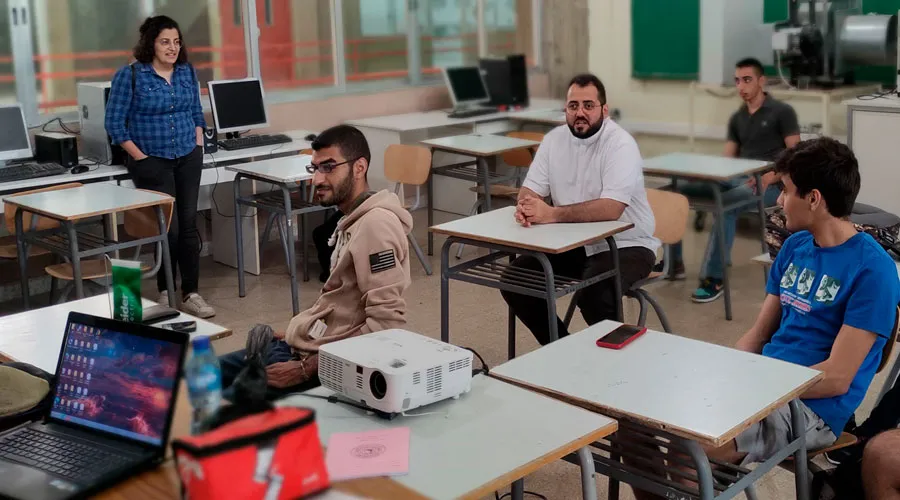 Jóvenes asisten a escuela de formación profesional en el Líbano. Crédito: ACN?w=200&h=150