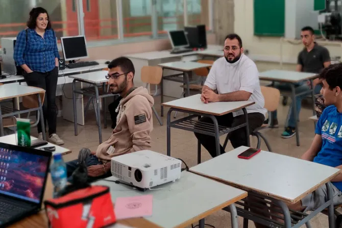 Escuela católica seguirá formando a jóvenes del Líbano pese a crisis económica