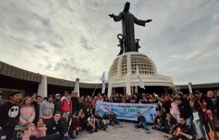 Ju00f3venes en la cima del cerro del Cubilete, en Mu00e9xico. Foto: Cortesu00eda 