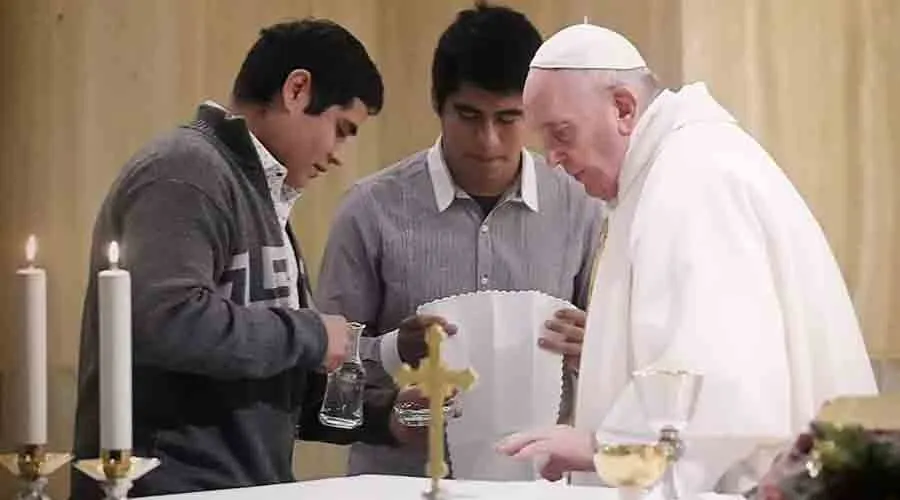 Jóvenes invitados a ser monaguillos en Misa con el Papa Francisco. Crédito: Centro Día San Vicente.
