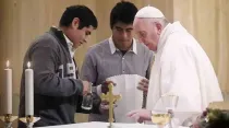 Jóvenes invitados a ser monaguillos en Misa con el Papa Francisco. Crédito: Centro Día San Vicente. 