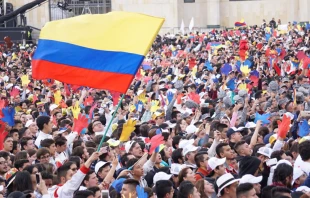 Ju00f3venes en la Plaza Bolu00edvar en Bogotu00e1 en 2017 durante la visita del Papa Francisco. Cru00e9dito: David Ramos / ACI Prensa 