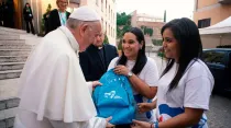 Jóvenes panameños del Comité Organizador Local entregan la mochila del peregrino al Papa Francisco (23 de octubre de 2018) / Crédito: JMJ Panamá 2019 