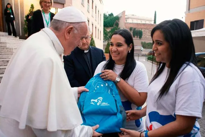 JMJ Panamá 2019: Jóvenes obsequian al Papa Francisco mochila del peregrino