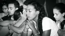 Un grupo de jóvenes orando. Foto: Eduardo Berdejo / ACI Prensa