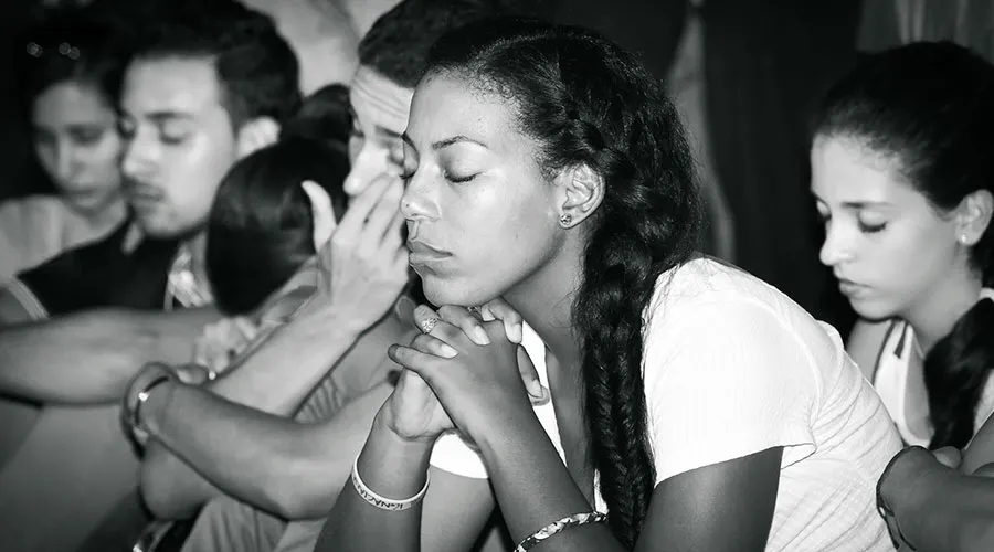 Jóvenes rezando (imagen referencial) / Foto: Eduardo Berdejo (ACI Prensa)?w=200&h=150