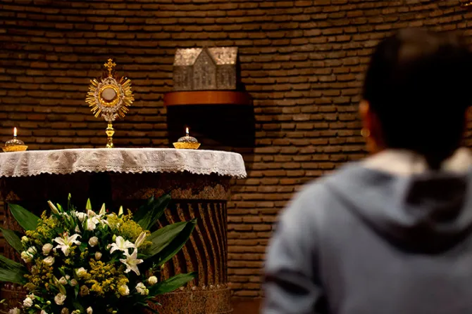 Jóvenes rezan por intercesión de San Juan Pablo II durante Sínodo de los Obispos