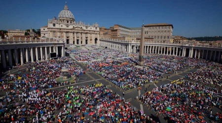 La Plaza de San Pedro recibe a ju00f3venes peregrinos: u201cu00a1No os cansu00e9is de buscar a Jesu00fas!u201d