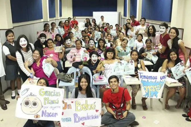 Ecuador: Jóvenes visitan a madres embarazadas para celebrar Día del Niño por Nacer