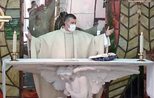 P. Juan Josu00e9 Cedeu00f1o celebrando la Misa. Cru00e9dito: Cortesu00eda. 