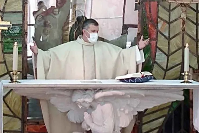 “Para esto nos ordenamos”: Sacerdote lleva sacramentos a enfermos en tiempo de coronavirus