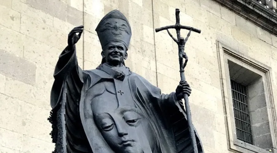 Estatua de San Juan Pablo II en el exterior de la Catedral Metropolitana de México. Crédito: David Ramos / ACI Prensa.?w=200&h=150