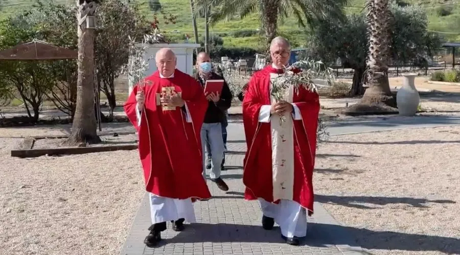 P. Juan Solana (derecha) preside celebración de Domingo de Ramos en Galilea. Crédito: Captura de video / Magdala.