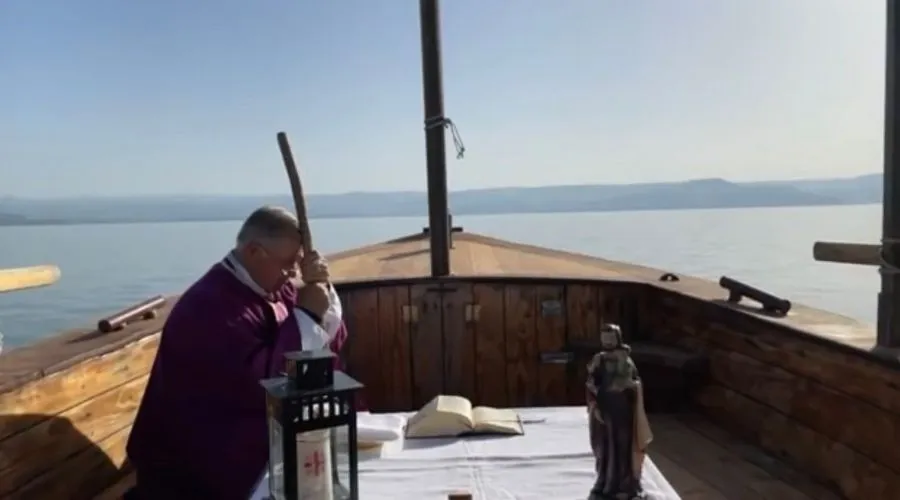 P. Juan Solana a bordo de una barca en Galilea. Crédito: Magdala.?w=200&h=150
