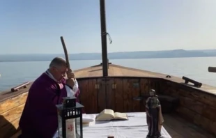 P. Juan Solana a bordo de una barca en Galilea. Cru00e9dito: Magdala. 