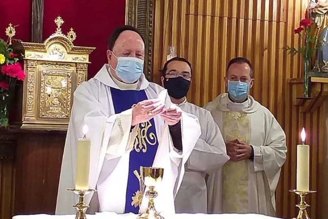 Arzobispo español se mantiene sedado e intubado en hospital a causa de COVID-19