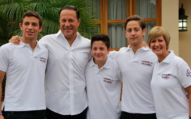 Juan Carlos Varela junto a su esposa y sus tres hijos. Foto: Facebook?w=200&h=150