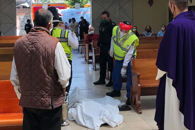 Hombre fallece de rodillas frente al altar de iglesia