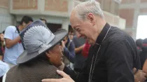 Cardenal Juan Luis Cipriani en campaña navideña en el poblado de Manchay, en 2015. Foto: Arzobispado de Lima.