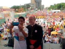 Daniel Lazo junto al Cardenal Juan Luis Cipriani en la Marcha por la Vida. Foto: Arzobispado de Lima