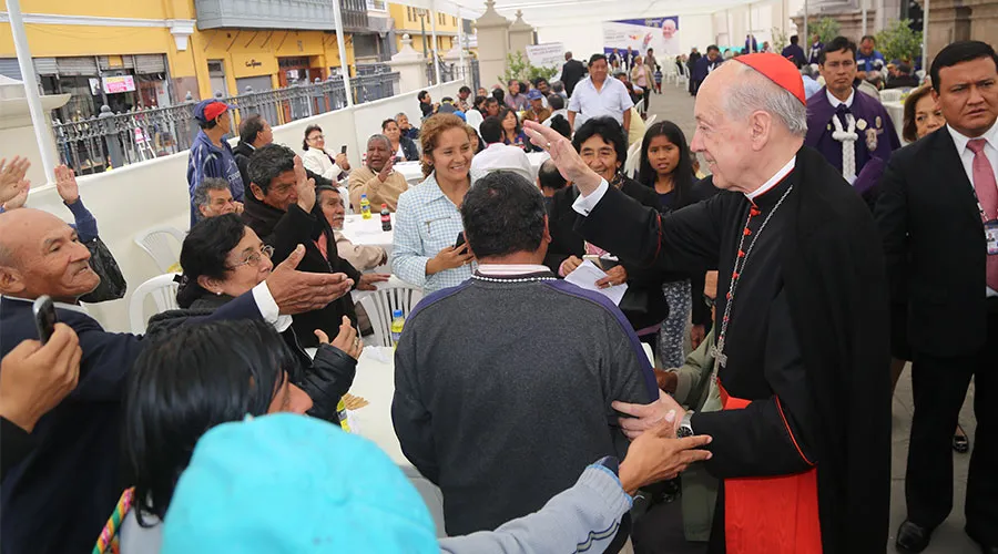 Cardenal sigue el ejemplo del Papa y comparte almuerzo con 500 pobres en Perú [VIDEO]