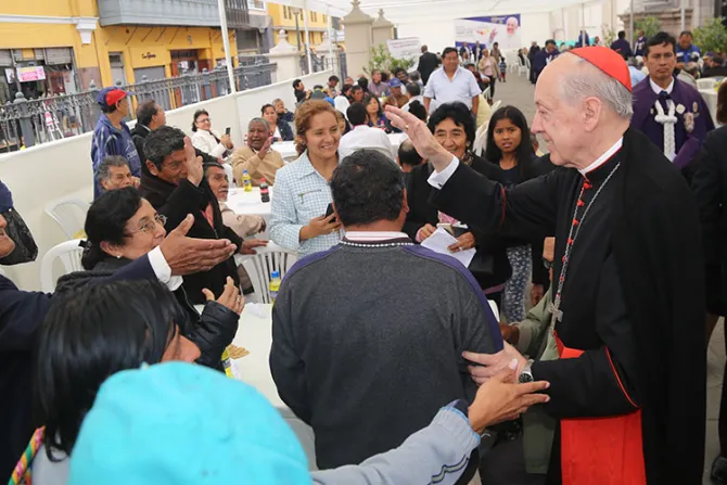 Cardenal sigue el ejemplo del Papa y comparte almuerzo con 500 pobres en Perú [VIDEO]