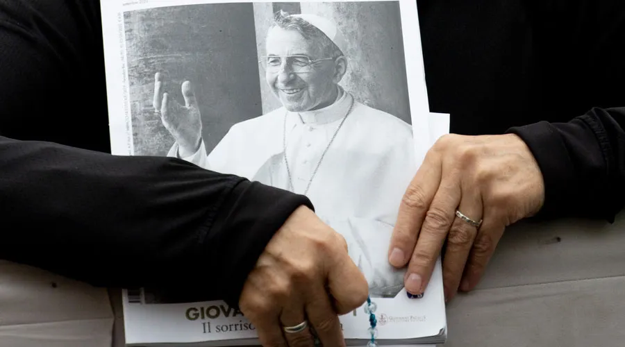 Una religiosa sostiene su Rosario y el folleto de la Misa de beatificación de Juan Pablo I. Crédito: Daniel Ibáñez / ACI Prensa?w=200&h=150