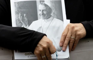 Una religiosa sostiene su Rosario y el folleto de la Misa de beatificaciu00f3n de Juan Pablo I. Cru00e9dito: Daniel Ibu00e1u00f1ez / ACI Prensa 