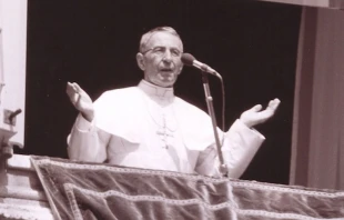 Juan Pablo I durante el rezo del u00e1ngelus en el Vaticano. Cru00e9dito: Sentinelle del mattino International / CC-BY-SA 2.0 