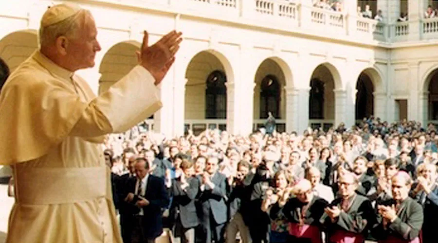 Papa Juan Pablo II en su visita a la Pontificia Universidad Católica de Chile en 1987. Crédito: Universidad Católica de Chile.