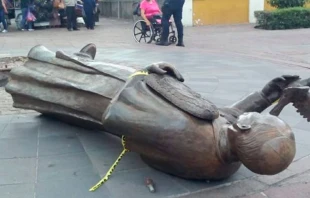 La imagen derribada del Papa San Juan Pablo II. Cru00e9dito: ArquiMedios 