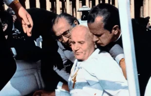 San Juan Pablo II tras el atentado en la Plaza de San Pedro hace 40 au00f1os. Quien lo sostiene a la derecha es el ahora Cardenal Stanislaw Dziwisz. Cru00e9dito: Audycje Radiowe/YouTube 