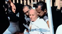 San Juan Pablo II tras el atentado en la Plaza de San Pedro hace 40 años. Quien lo sostiene a la derecha es el ahora Cardenal Stanislaw Dziwisz. Crédito: Audycje Radiowe/YouTube
