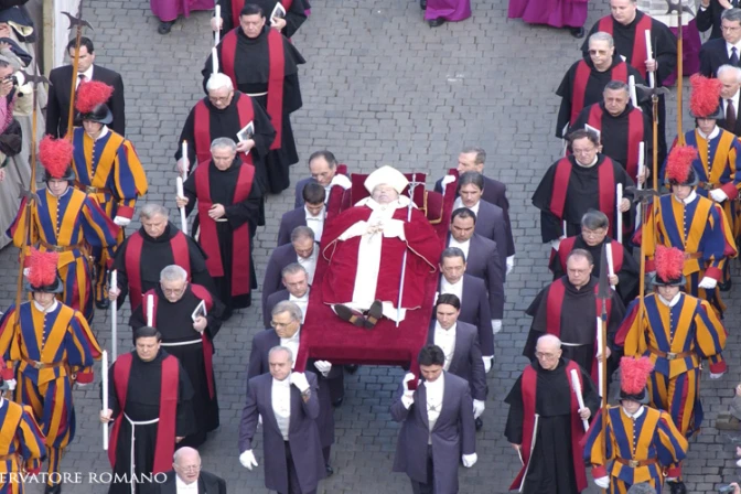 Papa Francisco recuerda la figura de San Juan Pablo II a diez años de su muerte