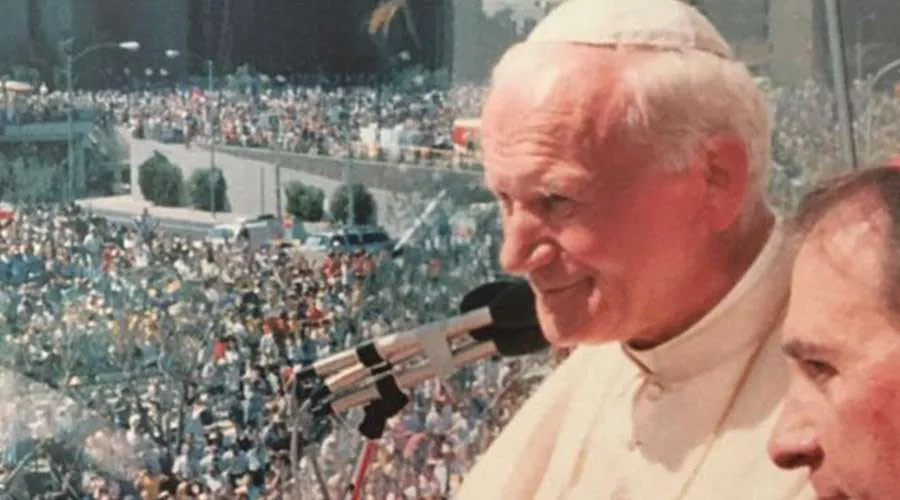  El día en que San Juan Pablo II cantó una de sus canciones favoritas en español
