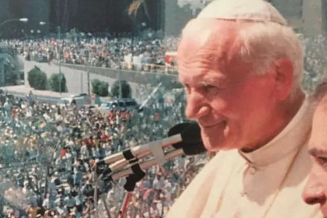  El día en que San Juan Pablo II cantó una de sus canciones favoritas en español