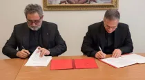 (De izquierda a derecha) El P. Juan Antonio Guerrero Alves y Mons. Dario Edoardo Viganò firmando el acuerdo / Foto: L´Osservatore Romano