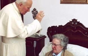 San Juan Pablo II visita en Roma a la Madre Trinidad. Cru00e9dito: Obra de la Iglesia. 