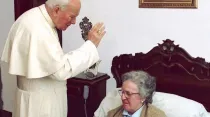 San Juan Pablo II visita en Roma a la Madre Trinidad. Crédito: Obra de la Iglesia.