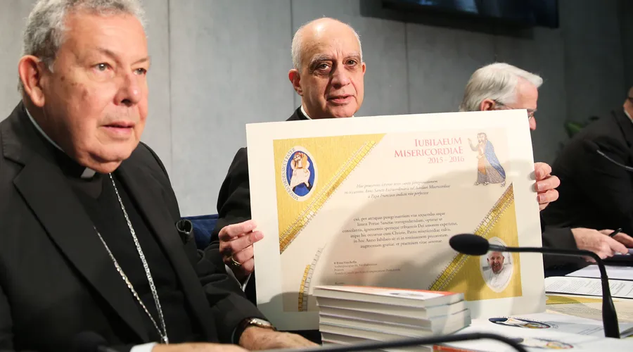 Mons. Fisichella con el certificado que se entregará a los que acudan a Roma. Foto: Daniel Ibánez / ACI Prensa?w=200&h=150