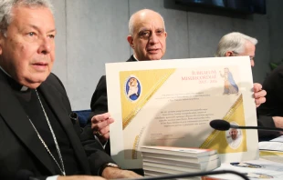 Mons. Fisichella con el certificado que se entregaru00e1 a los que acudan a Roma. Foto: Daniel Ibu00e1nez / ACI Prensa 