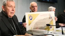 Mons. Fisichella con el certificado que se entregará a los que acudan a Roma. Foto: Daniel Ibánez / ACI Prensa