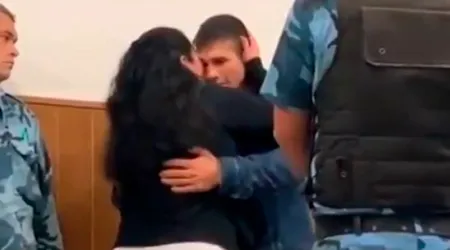 Madre perdona y abraza al asesino de su hijo [VIDEO]