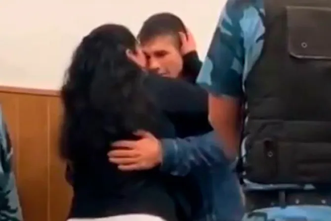 Madre perdona y abraza al asesino de su hijo [VIDEO]