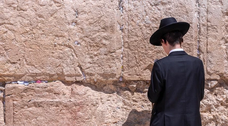 Los catu00f3licos deben rechazar los ataques contra los judu00edos, seu00f1ala obispo