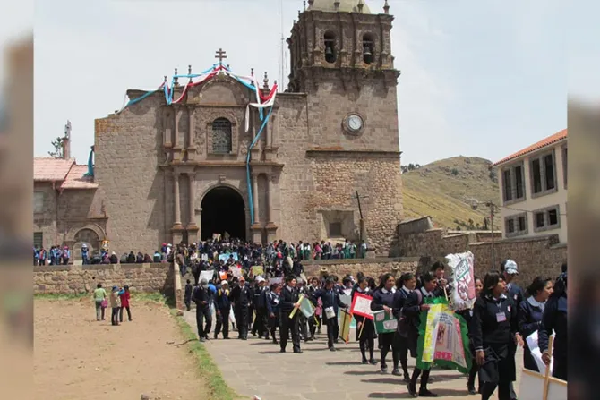 [FOTOS] Perú: Más de 2 mil jóvenes marcharon por la vida, la familia y la paz en Juli