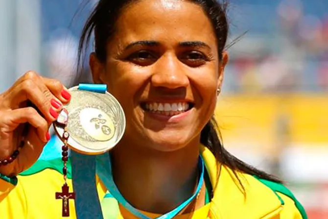 Panamericanos: Atleta recibe medalla de oro con Rosario para agradecer ayuda de la Virgen